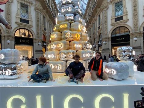 “Siamo la nuova democrazia”. Ecovandali imbrattano l’albero Gucci